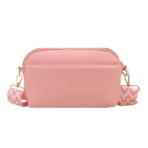Sac bandoulière rose mat en forme de coquille avec large bandoulière à motifs ondes