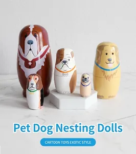 Détail montrant cinq poupées russes différentes en bois peintes à la main style chiens