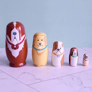 Détail de cinq poupées russes en bois peintes avec différentes races de chiens