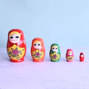 Ensemble de 5 poupées russes en bois colorées avec motifs de roses peints à la main