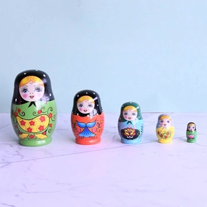 Détails de 5 poupées russes gigognes peintes à la main avec motifs floraux colorés