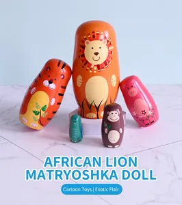 Détail de poupées russes à cinq couches en bois peintes avec des animaux du zoo et lions