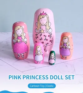 Set de 5 muñecas rusas princesa rosa de madera pintadas a mano sobre superficie de mármol
