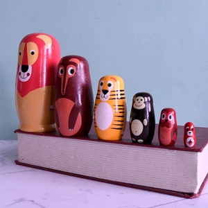 Set di 6 matriosche in legno con simpatici animali dello zoo su sfondo azzurro