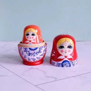 Détail de poupées russes peintes à la main montrant le rangement interne et les motifs