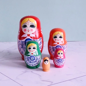 Vue détaillée du lot de 5 poupées russes gigognes en bois avec motifs floraux colorés