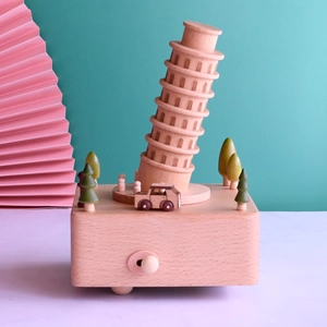 Détail de la boîte à musique en bois Tour de Pise avec petite voiture rotative