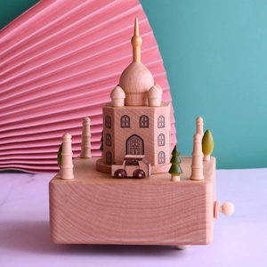 Détail de boîte à musique en bois Taj Mahal avec voiture miniature et arbres décoratifs