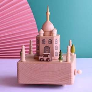 Détail boîte à musique Taj Mahal en hêtre avec arbres miniatures sur base carrée