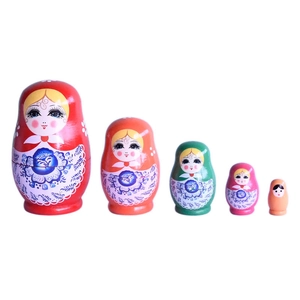 Série de cinq poupées russes colorées avec motifs floraux sur fond blanc impeccable