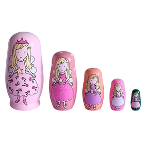 Muñecas rusas de madera rosa pintadas a mano con bonitos diseños de hadas y princesas