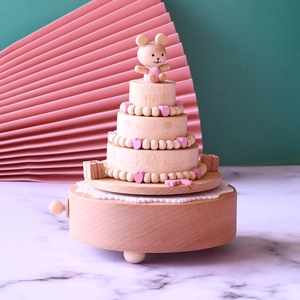 Carillon rotante in legno a forma di torta di compleanno con orsetto e cuori incisi