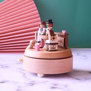 Beukenhout Roterende Mechanische Muziekdoos Handgemaakte Stelletje Dieren Scène Decoratieve Bureau Ornament Verjaardagscadeau