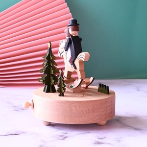 Boîte à musique mécanique en bois avec cheval rotatif et figurines en gros plan