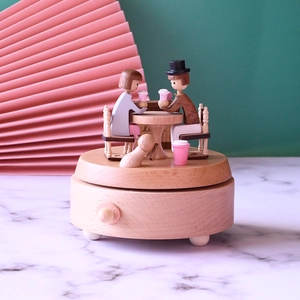 Creatieve handgemaakte houten muziekdoos met een draaiend koppel en een lieve puppy