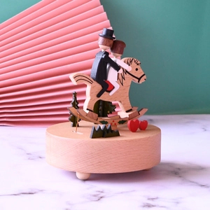 Boîte à musique romantique en bois avec couple sur cheval à bascule pour la Saint Valentin
