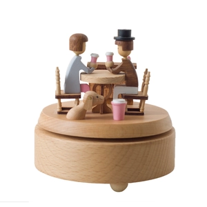 Handgemaakte houten muziekdoos met een romantische koffiescène en een hondje