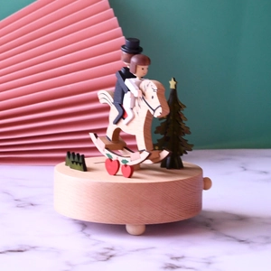 Boîte à musique romantique en bois avec couple rotatif sur socle en bois massif