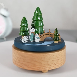 Caja de música de madera con osos polares y pinos sobre base de madera natural