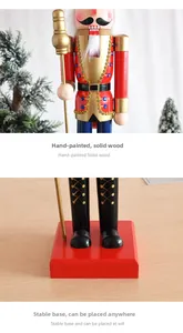 Detail eines 90cm handbemalten Nussknacker-Soldaten aus Holz mit rotem Sockel und Goldhellebarde