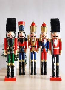 Set aus fünf 90cm Holz-Nussknacker-Soldaten und Königen in festlicher Dekoration-Szene
