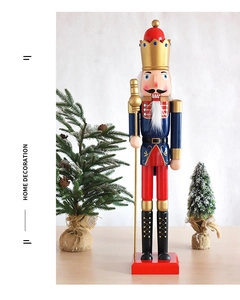 Detail eines 90cm Nußknackers aus Holz mit Krone und Zepter für Weihnachtsdekoration