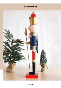Klassischer 90cm Nussknacker-Soldat aus Holz zwischen kleinen verschneiten Tannen