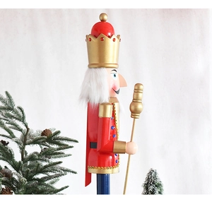 Detail eines 90cm handbemalten Nussknacker-Königs mit goldener Krone und Zepter