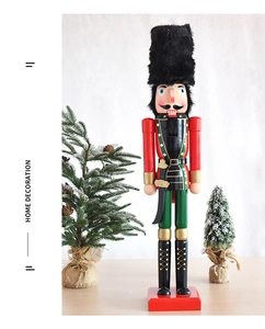 Detail der 90cm Nussknacker-Soldatenfigur in roter Uniform für die Weihnachtsdekoration
