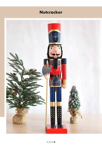 Detailaufnahme der 90cm handbemalten Nussknacker-Soldat Holzfigur mit Axt-Dekoration