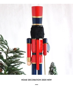 Detail eines 90cm Nussknackers aus Holz mit rot-blau-goldener Uniform und Kunsthaar