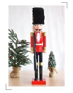 Klassischer 90cm Nussknacker-Soldat aus Holz mit roter Uniform auf quadratischem Sockel