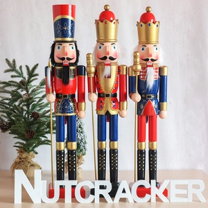 Drei 90 cm große, handbemalte Nussknacker-Soldaten aus Holz für die Weihnachtsdekoration