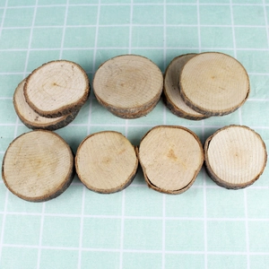 Vue de dessus de dix disques de bois naturel de 7 cm avec écorce pour artisanat