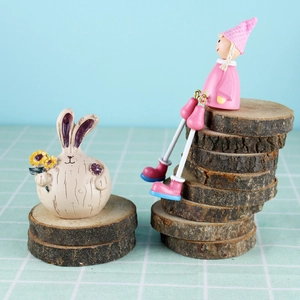 Rondelles de bois naturel de 7cm avec lapin en résine et poupée fille aux jambes longues