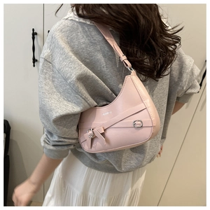 Detail der rosa Halbmond-Tasche mit Fashion-Schriftzug und Doppel-Metallschnallen