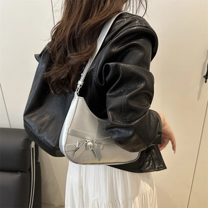 Retro-Schultertasche aus silbernem Metallic-PU mit Schleife und silbernem Metallschloss