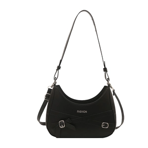 Minimalistische schwarze Halbmond-Tasche mit Silberschnalle und FASHION-Schrift
