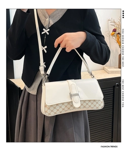 Detail view of the vintage monogram shoulder bag with white leather and metal clasp