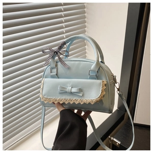 Detail der hellblauen PU-Leder Tasche mit Spitzenbesatz, Schleifen und kariertem Band