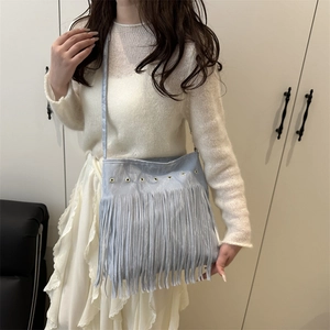 Sac bandoulière en similicuir bleu clair avec de longues franges et œillets dorés