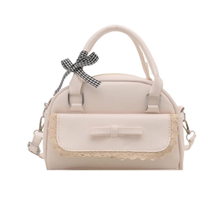 Elegante cremefarbene Handtasche im Ballett-Stil mit Schleifendetail und kariertem Anhänger