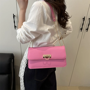 Rosa Leder Schultertasche mit goldener Metallschnalle und Kettenriemen im French Style