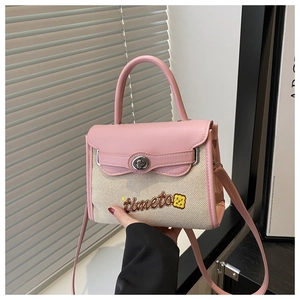 Dettaglio della borsa a tracolla bicolore rosa e beige con chiusura in metallo