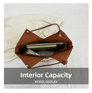 Vista detallada de capacidad interior para iPad y paraguas en un bolso de mano