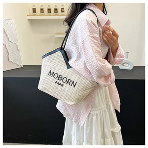 Detalle del bolso tote de paja tejida con asas de cuero negro y bordado MOBORN PARIS