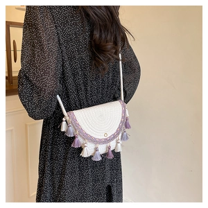 Détail du sac bandoulière tissé ethnique avec pompons et broderies artisanales