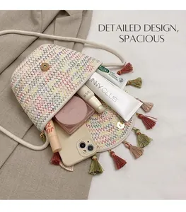 Vue détaillée du sac à bandoulière tissé coloré avec franges et rangement intérieur spacieux