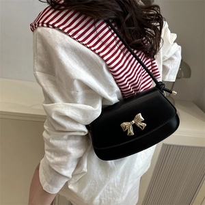 Petit sac à bandoulière noir en cuir minimaliste avec décoration de nœud doré pour femmes