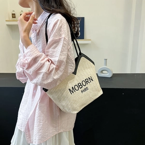 Sac fourre-tout en paille tissée avec anses en cuir noir et imprimé de lettres chic
